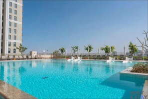 Pool - Elegant 1BR In Collective, Dubai Hills (Dubai)