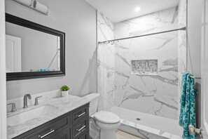 مجففات شعر، مناشف، صابون، ورق حمّام