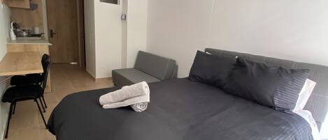 1 camera, una scrivania, Wi-Fi (a pagamento), lenzuola