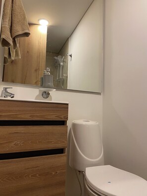 Asciugamani, sapone, shampoo, carta igienica