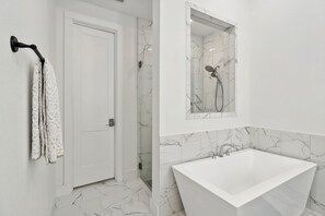 Douche, sĂšche-cheveux, serviettes fournies, savon
