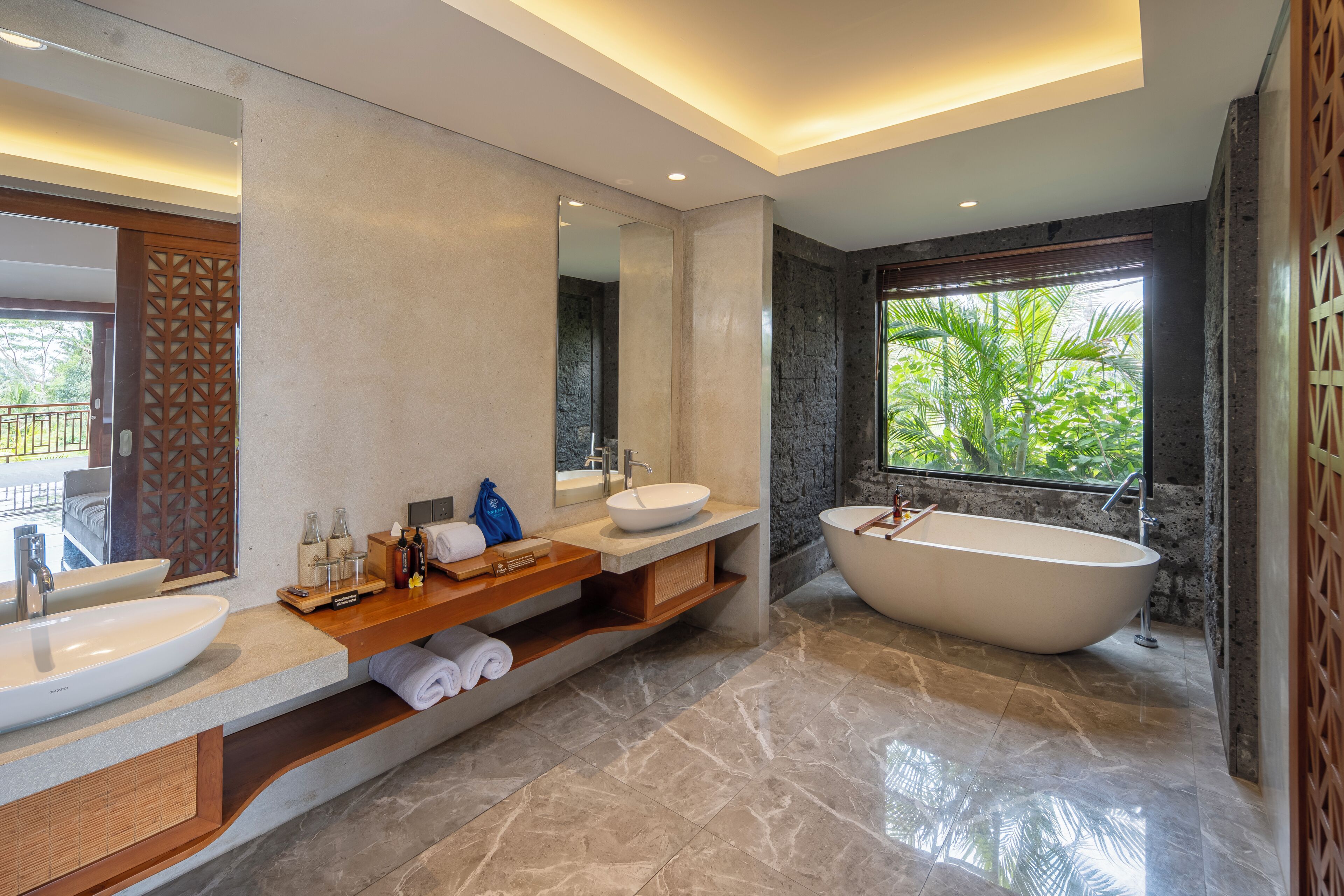 Foto - Emana Akatara