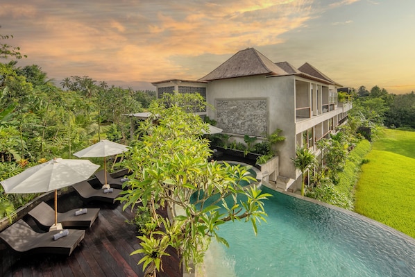 Una piscina al aire libre