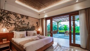 Une chambre spacieuse avec un grand lit, une tête de lit en bois et une fresque murale.