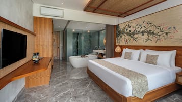 Una habitación de hotel moderna con una cama grande, un televisor de pantalla plana, un escritorio de madera y un baño con bañera.