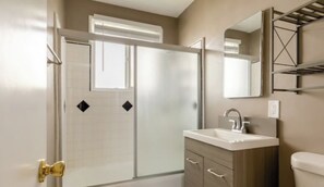 Hiustenkuivaaja, pyyhkeet, saippua, sampoo