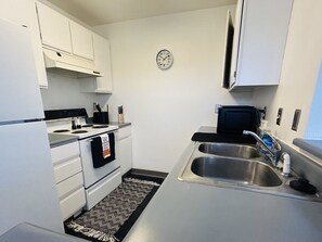 Een koelkast, een microgolfoven, een oven, een kookplaat