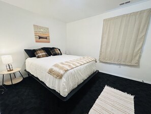 2 slaapkamers, een bureau, een strijkplank/strijkijzer, reisbedje