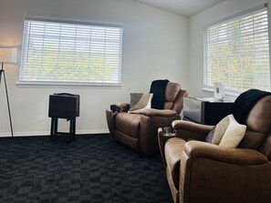 Smart-tv, een open haard, tafelvoetbal en boeken