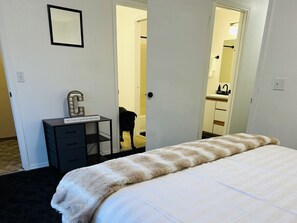 2 chambres, bureau, fer et planche à repasser, lit parapluie