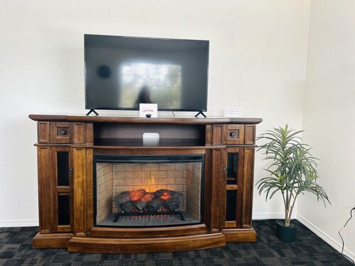 Joey & Chandler’s • Friends-Themed Stay • Foosball • Recliners • 2BR • Patio • Near Airport