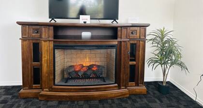 Joey & Chandler’s • Friends-Themed Stay • Foosball • Recliners • 2BR • Patio • Near Airport