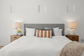 5 habitaciones, escritorio y tabla de planchar con plancha 