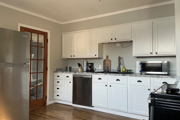 Frigorífico, microondas, horno y placa de cocina