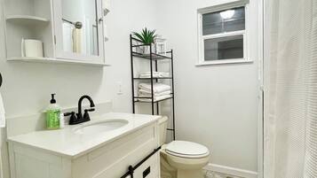 Pyyhkeet, saippua, sampoo, vessapaperi