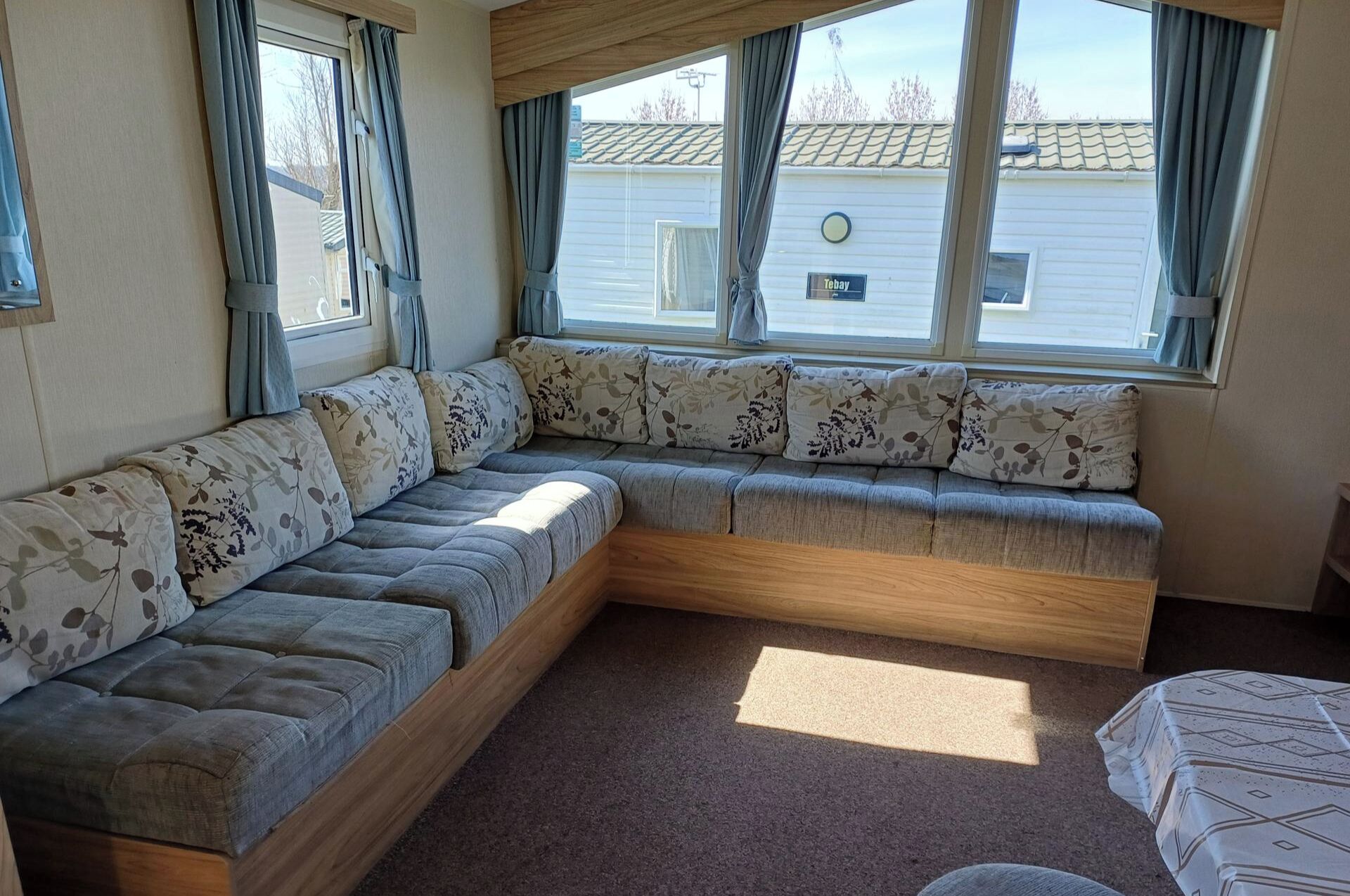 Fernseher, Kamin, DVD-Player