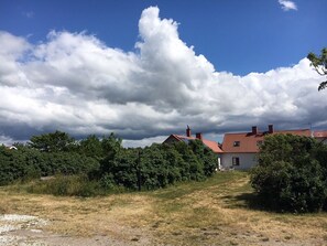Property grounds - Cozy Coastal Haven in Havdhem (Havdhem)