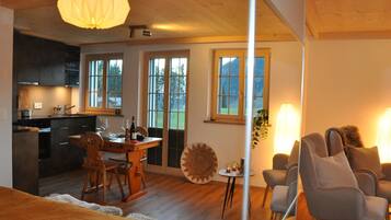 Ein modernes Interieur mit Essbereich, Küche und Sitzgelegenheit.