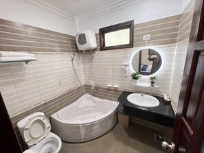 Habitación doble superior | Baño | Artículos de higiene personal gratuitos, secador de pelo y zapatillas