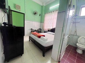 Habitación doble estándar | Baño | Amenidades de baño gratuitas, secadora de cabello, pantuflas, toallas 