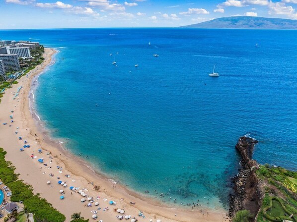 Una playa cerca, sillas reclinables de playa, toallas de playa