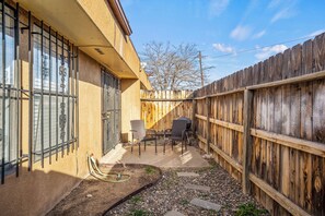 Terrace/patio - UPTOWN LOCATED!! Lovely Home with fireplace & Garden at Kingfisher Housing (Albuquerque)