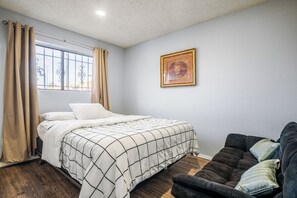 2 bedrooms, desk, iron/ironing board, free WiFi - UPTOWN LOCATED!! Lovely Home with fireplace & Garden at Kingfisher Housing (Albuquerque)
