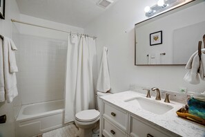 Sèche-cheveux, serviettes fournies, savon, shampoing