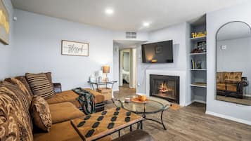 Smart TV, fireplace