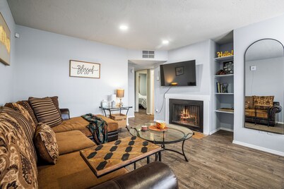 UPTOWN LOCATED!! Lovely Home with fireplace & Garden at Kingfisher Housing