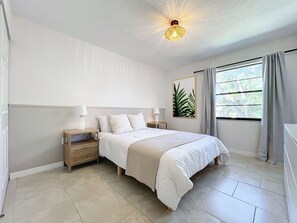 2 bedrooms, desk, WiFi, bed sheets - Modern Coastal Condo 3 miles to Siesta Key Beach – Sleeps 6!  (Sarasota)