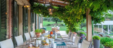 Outdoor dining