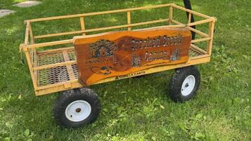 Un carro de madera con un letrero que dice "Crooked Creek Cabins" y "Gorilla Carts".