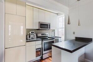 Réfrigérateur, micro-ondes, four, plaque de cuisson