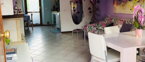 Apartment, 2 Bedrooms, Smoking, Balcony | Living room