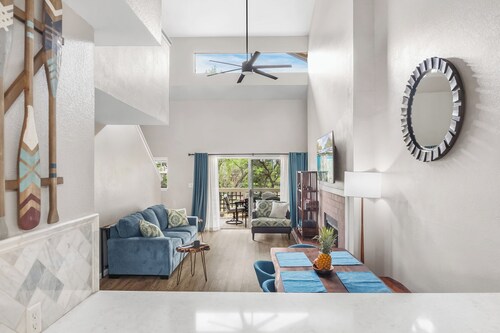 Ocean Vibes 2-Story Condo: AC, Pool, Hot Tub, Beach Essentials