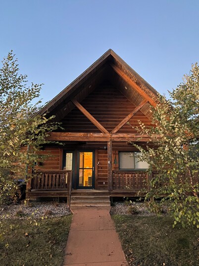Charming 3-bedroom cabin in Warrens with WiFi. Close to ATV access point. 