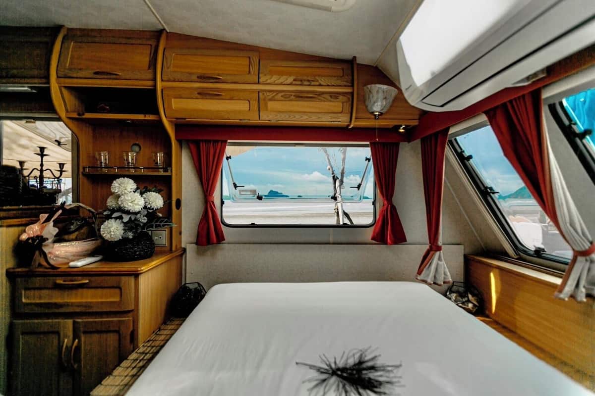 Casa rodante clásica, balcón, vista a la playa | 1 habitación y wifi gratis