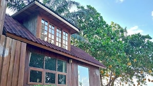 A wooden house with a tiled roof, large windows, and a view of the beach. - 7 Heaven camping Lanta (Ko Lanta)