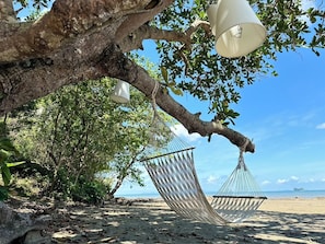 Plage, chaises longues, serviettes de plage