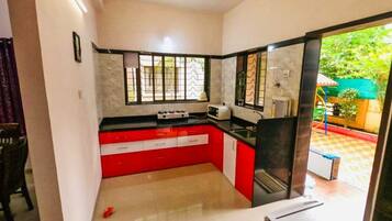 4 BHK villa. | Eigene Küche | Kühlschrank, Mikrowelle