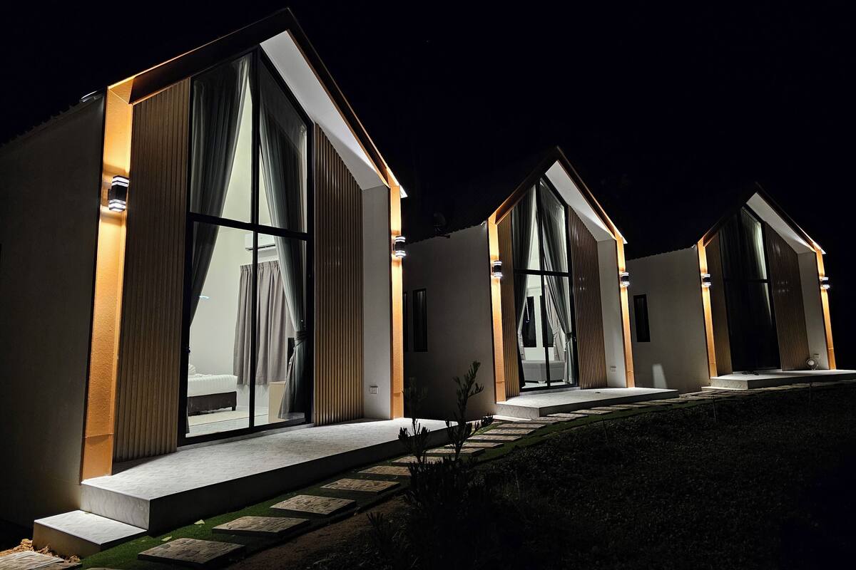 Une rangée de cabines modernes, bien éclairées, dotées de grandes fenêtres et d’un design minimaliste.
