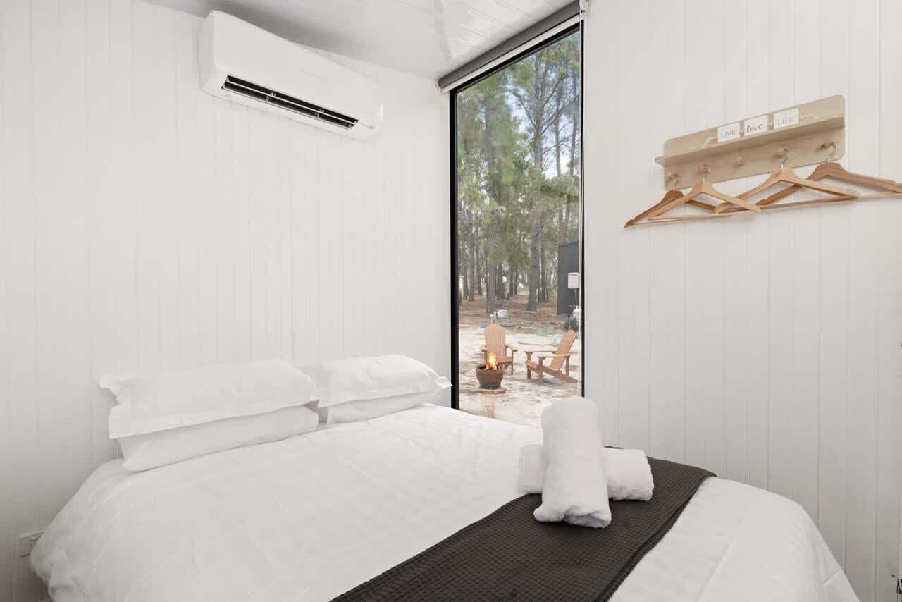 1 bedroom, bed sheets