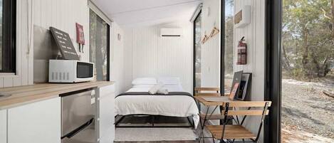 1 bedroom, bed sheets