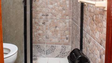 Dutxa, assecador de cabells, tovalloles i sabó