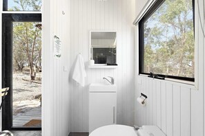 Shower, hair dryer, towels - Bilby Park Escape 2 by Tiny Away (Black Range)