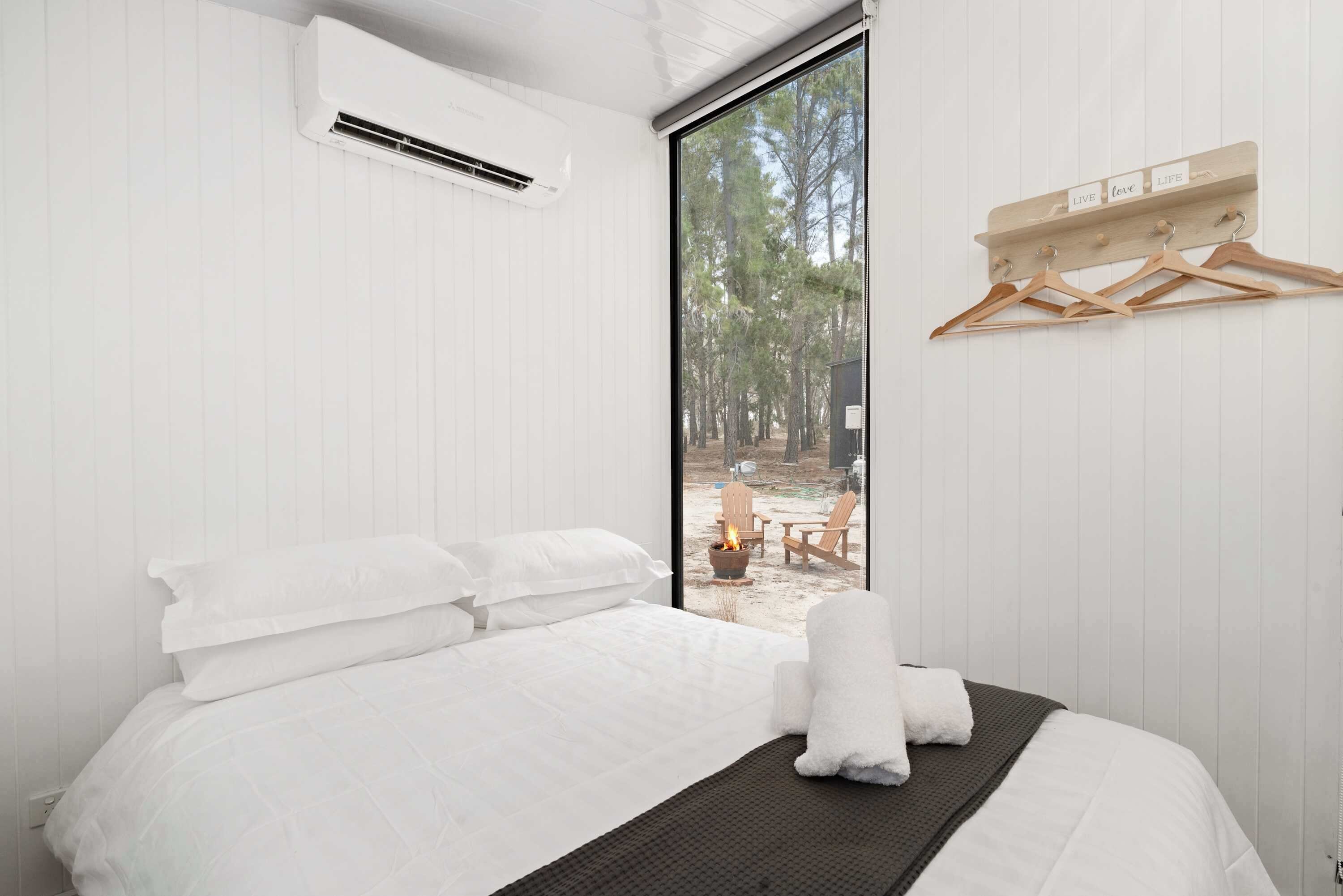 1 bedroom, bed sheets