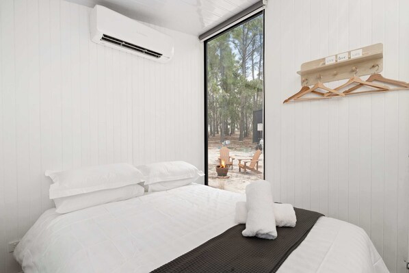 1 bedroom, bed sheets - Bilby Park Escape 2 by Tiny Away (Black Range)