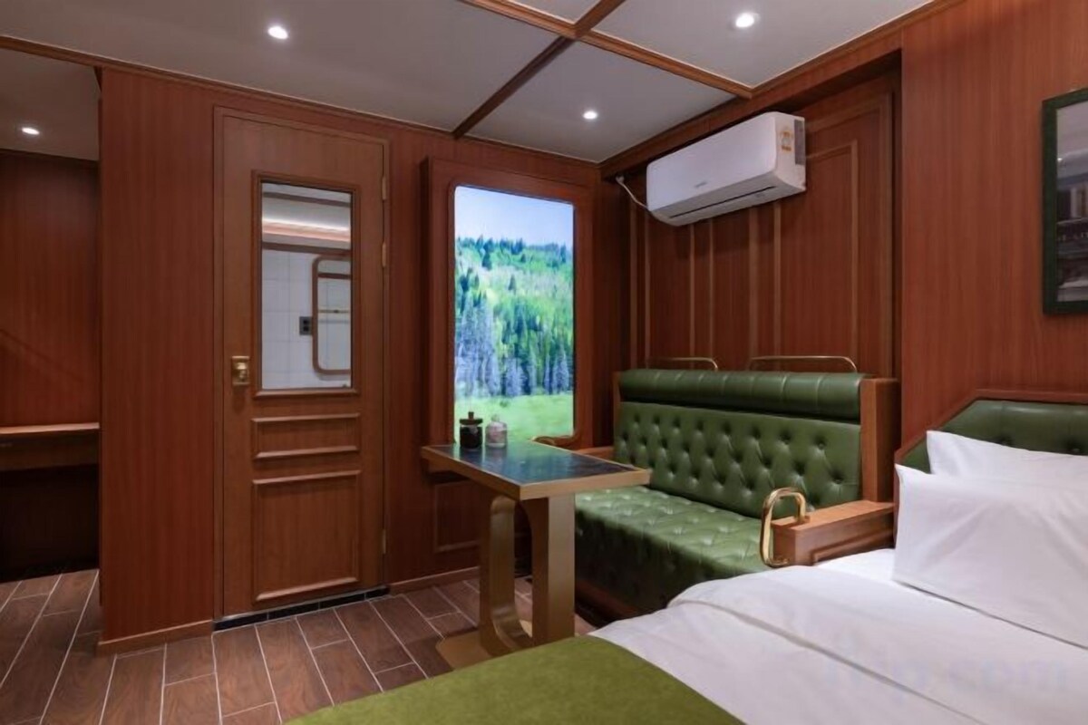 Premium bedding, WiFi (free), bed sheets