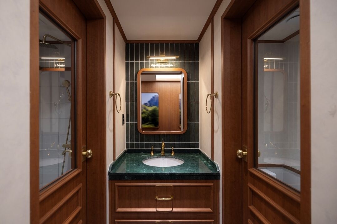 SLEEPER 2 | ห้องน้ำ | เสื้อคลุมอาบน้ำ, รองเท้าสวมภายในห้อง, ผ้าเช็ดตัว